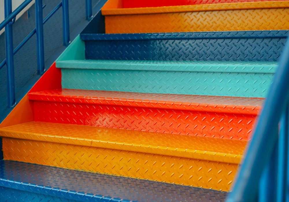 kolorowe poręcze schodów