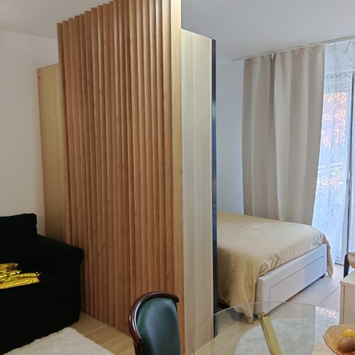 Ścianka z lameli oddzielająca przestrzeń sypialnianą