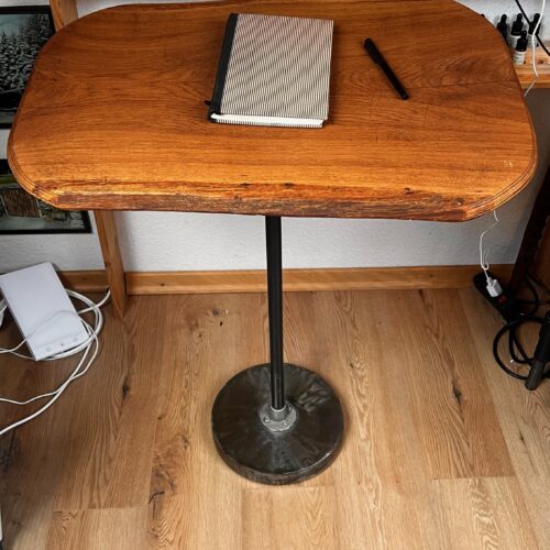 Drewniany stolik vintage z wykorzystaniem złączy i rurki
